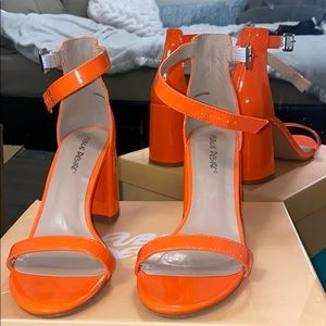 SHINY ORANGE BLOCK SANDAL HEELS